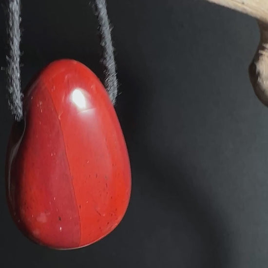 Roter Jaspis, gebohrt. Schutz Anhänger mit Band | Happy Minerals