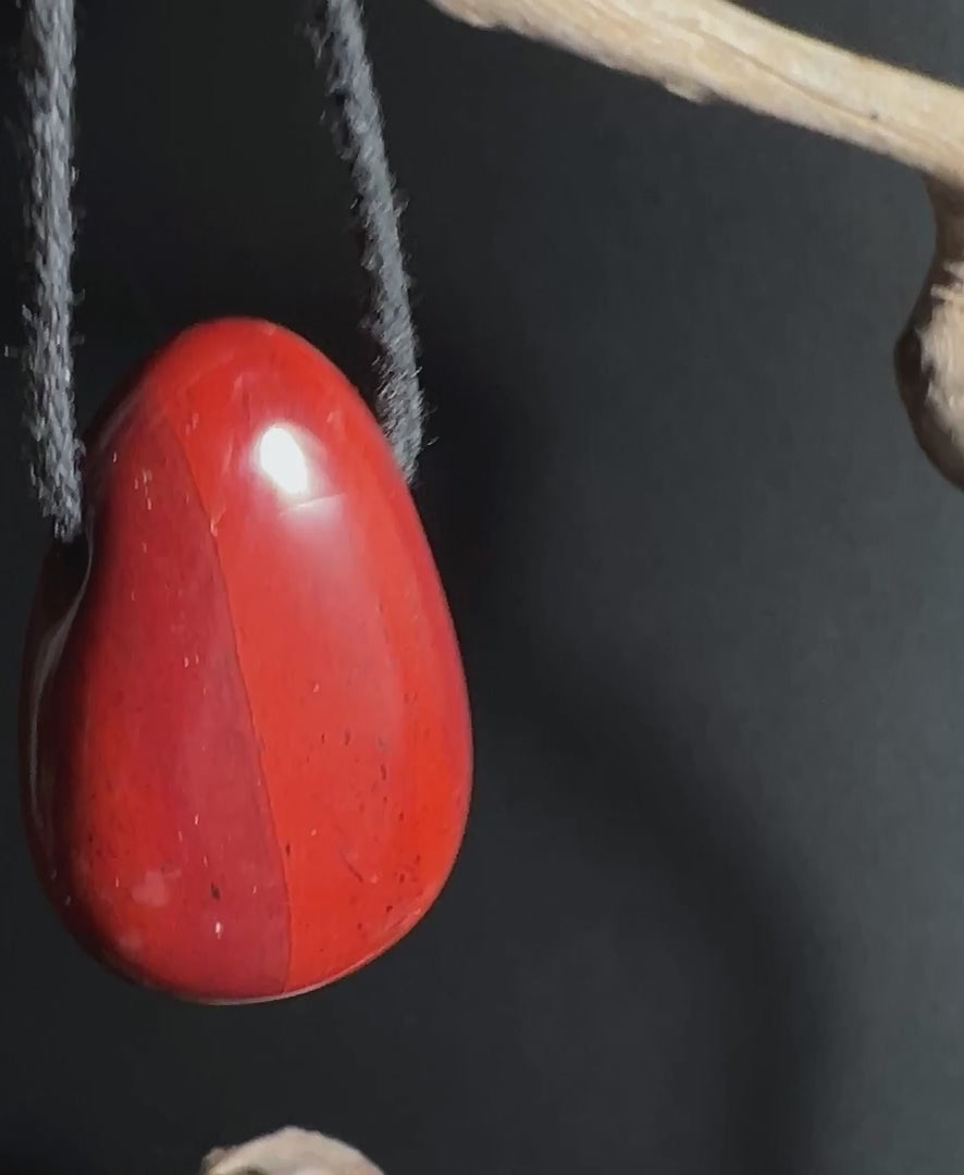 Roter Jaspis, gebohrt. Schutz Anhänger mit Band | Happy Minerals