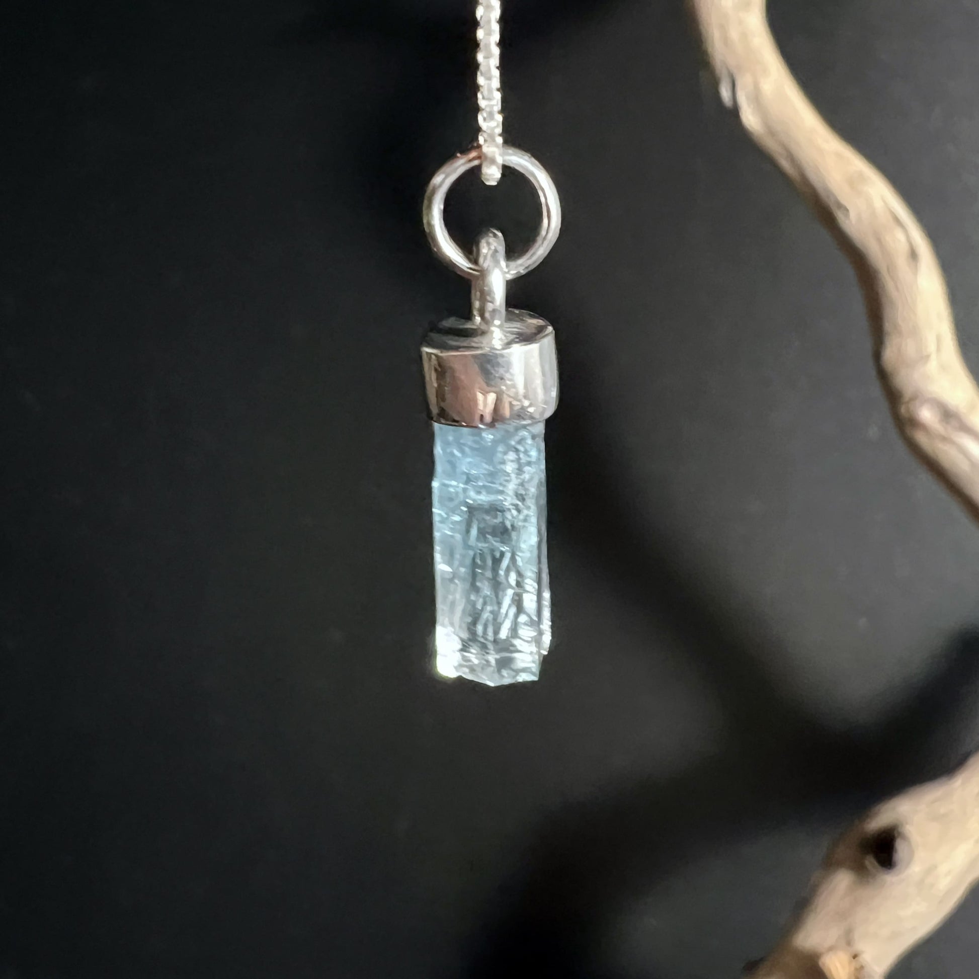 Roher Aquamarin Anhaenger gefasst in 925 Sterling Silber | Happy Minerals