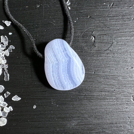 Blue Lace Achat Anhaenger aus Namibia mit zarter Baenderung