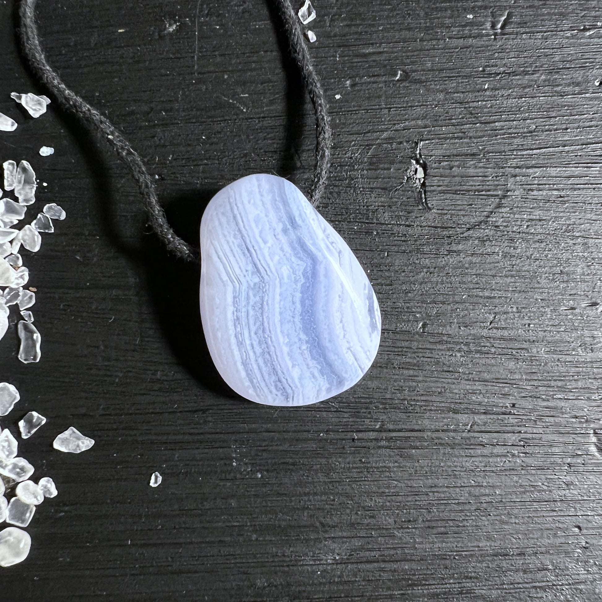 Blue Lace Achat Anhaenger aus Namibia mit zarter Baenderung