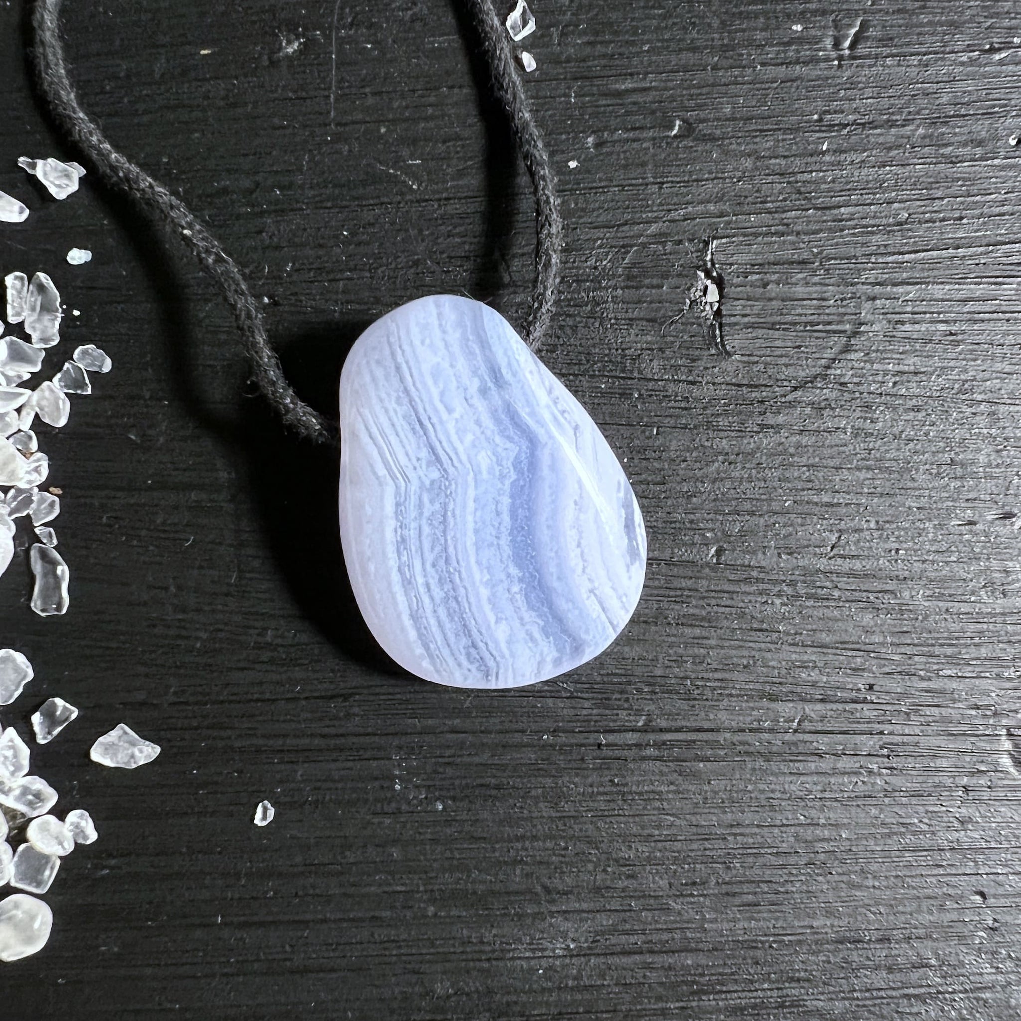 Blue Lace Achat Anhaenger aus Namibia mit zarter Baenderung