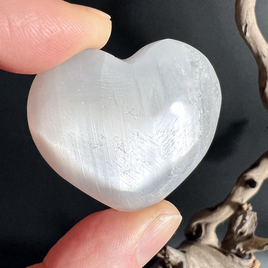 Weisses Selenit Herz hochglanzpoliert Nahaufnahme
