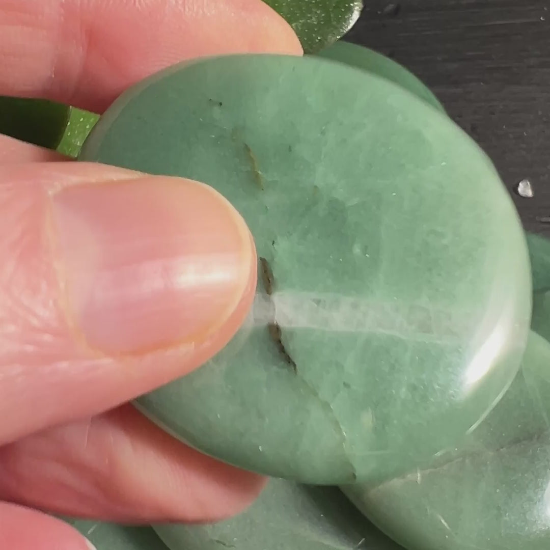 Aventurin Handschmeichler natürliche Farbvariationen mintgrün moosgrün | Unikate | Happy Minerals