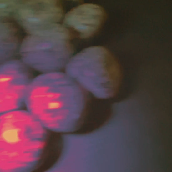 Yooperlite unter UV-Licht zeigt orange leuchtende Muster | Happy Minerals