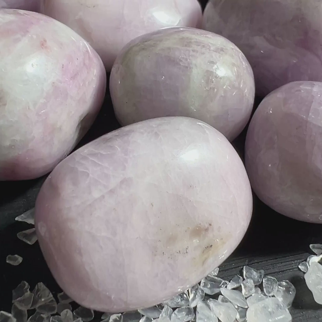 Kunzit Trommelstein für Herzchakra Meditation und Reiki | Happy Minerals