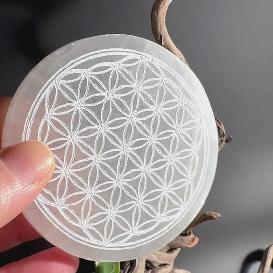 Selenitplatte als Ladeplatte für Kristalle und Schmuck mit Flower of Life Gravur