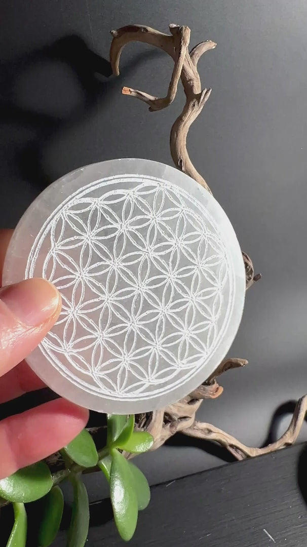 Selenitplatte als Ladeplatte für Kristalle und Schmuck mit Flower of Life Gravur