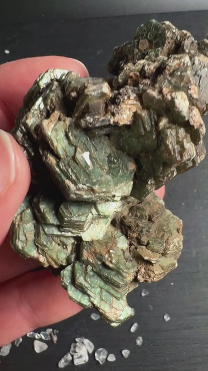 Grüner Muscovit Specimen Draufsicht | rosettenförmige Glimmerschichten aus Mali | Happy Minerals