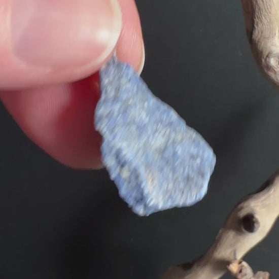 Naturbelassener Dumortierit Anhänger in sanftem Jeansblau