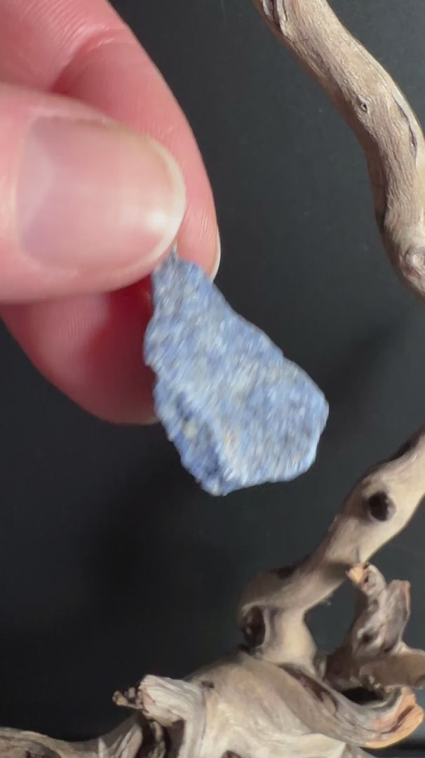 Naturbelassener Dumortierit Anhänger in sanftem Jeansblau