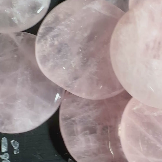 Rosenquarz Handsteine auf schwarzem Untergrund