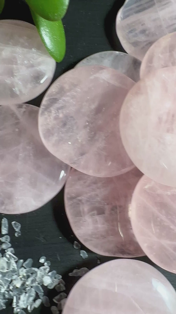 Rosenquarz Handsteine auf schwarzem Untergrund