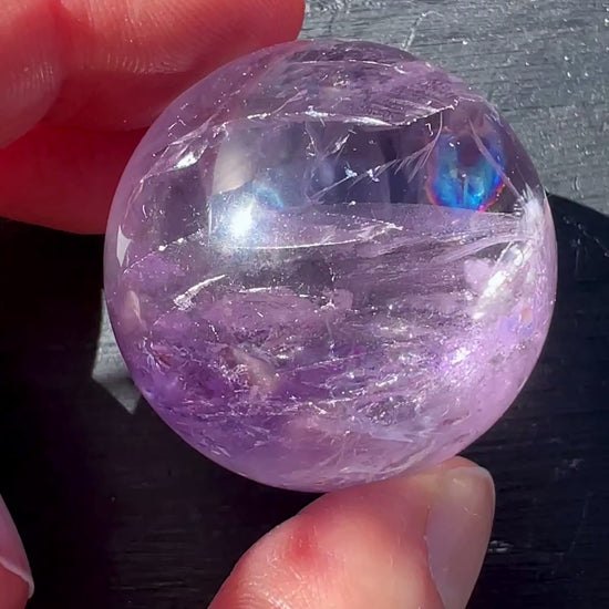 Wunderschöne Amethystkugel mit natürlichen Regenbögen und Einschlüssen, inkl. Ständer. Für Meditation, Deko und spirituelle Klarheit. | Happy Minerals