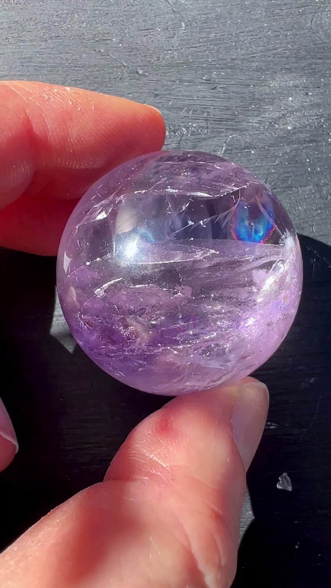 Wunderschöne Amethystkugel mit natürlichen Regenbögen und Einschlüssen, inkl. Ständer. Für Meditation, Deko und spirituelle Klarheit. | Happy Minerals