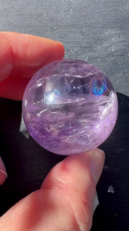 Wunderschöne Amethystkugel mit natürlichen Regenbögen und Einschlüssen, inkl. Ständer. Für Meditation, Deko und spirituelle Klarheit. | Happy Minerals