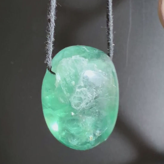 Grüner Fluorit Anhänger an Band