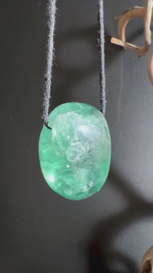 Grüner Fluorit Anhänger an Band