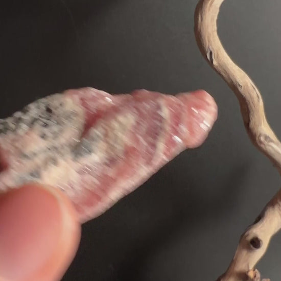 Roher Rhodochrosit aus Argentinien intensives Himbeerrosa mit Muttergestein