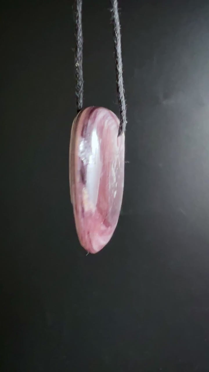 Lithium Lepidolith Anhänger 28x20mm | Innere Ruhe und emotionaler Ausgleich Video | Happy Minerals
