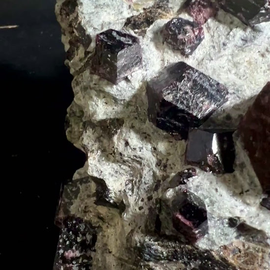 Granat Almandin Rohstein 20x10x7cm | Kraftvolle Erdung und Lebenskraft Video | Happy Minerals
