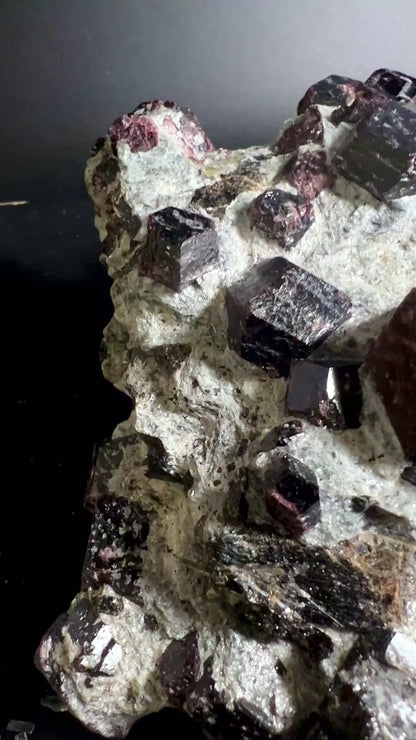 Granat Almandin Rohstein 20x10x7cm | Kraftvolle Erdung und Lebenskraft Video | Happy Minerals