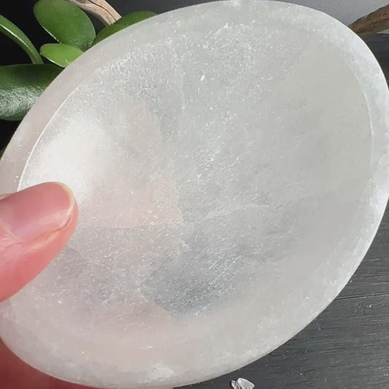 Weiße Selenitschale als energetische Ladestation | Happy Minerals