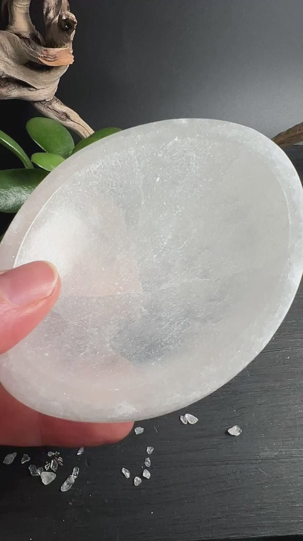 Weiße Selenitschale als energetische Ladestation | Happy Minerals