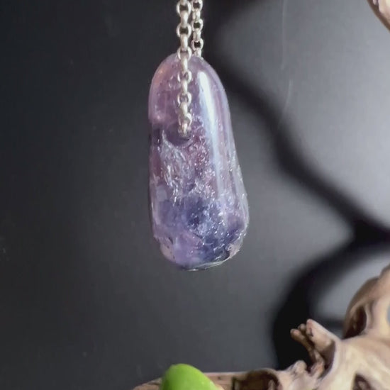 Iolith Sonnenstein Anhänger im Licht an Silberkette | Happy Minerals