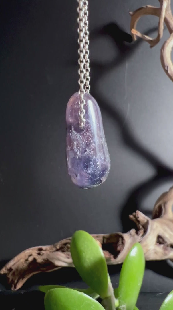 Iolith Sonnenstein Anhänger im Licht an Silberkette | Happy Minerals