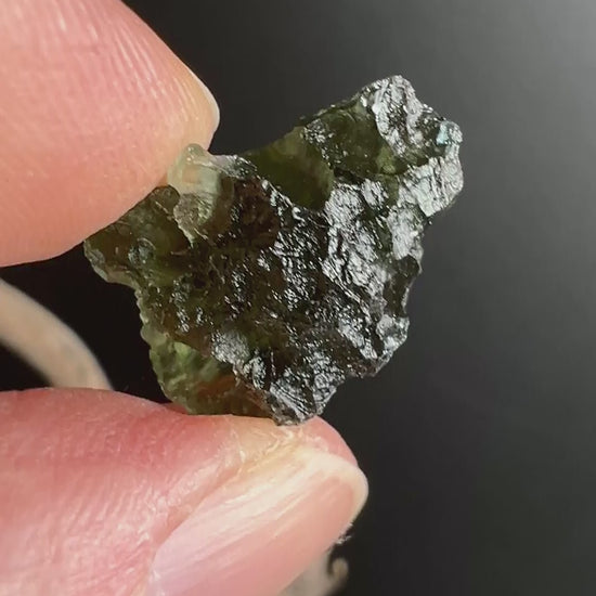 Besednice Moldavit – tiefe Furchen und kosmische Textur | Happy Minerals
