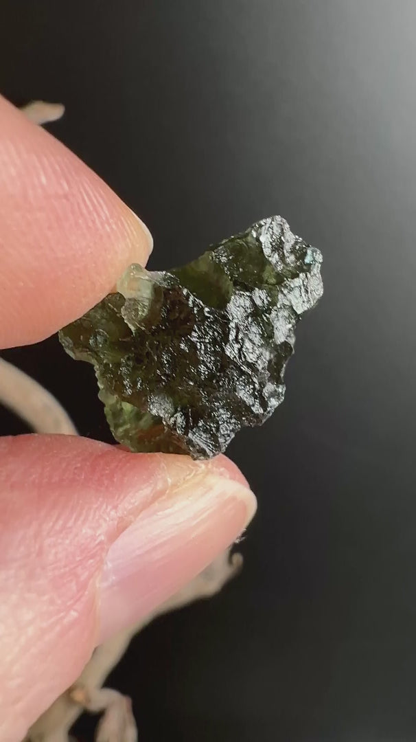 Besednice Moldavit – tiefe Furchen und kosmische Textur | Happy Minerals
