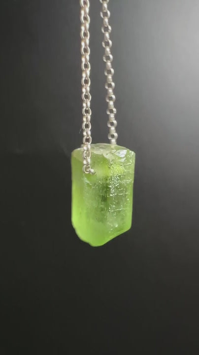 Peridot Olivin Rohstein 18mm | gebohrt - ohne Metall | Herzstein für Lebensfreude