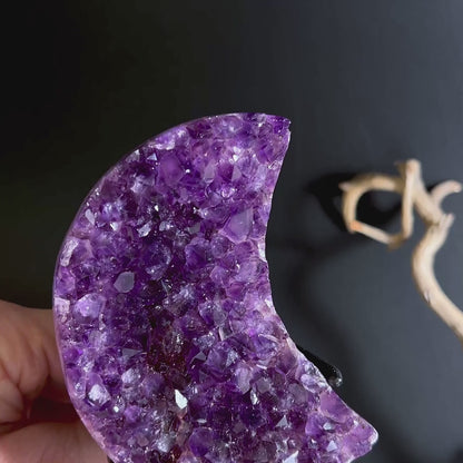 Dekorativer Amethyst Mond mit spiritueller Ausstrahlung | Happy Minerals