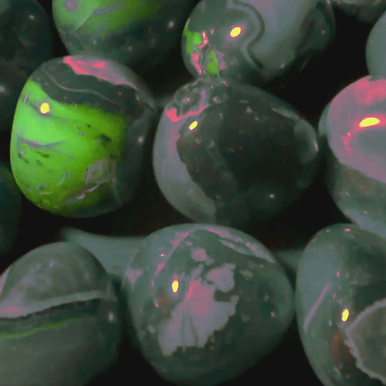 Glatt polierter, UV reaktiver Vulkanachat Handschmeichler, seidige Oberfläche | Happy Minerals