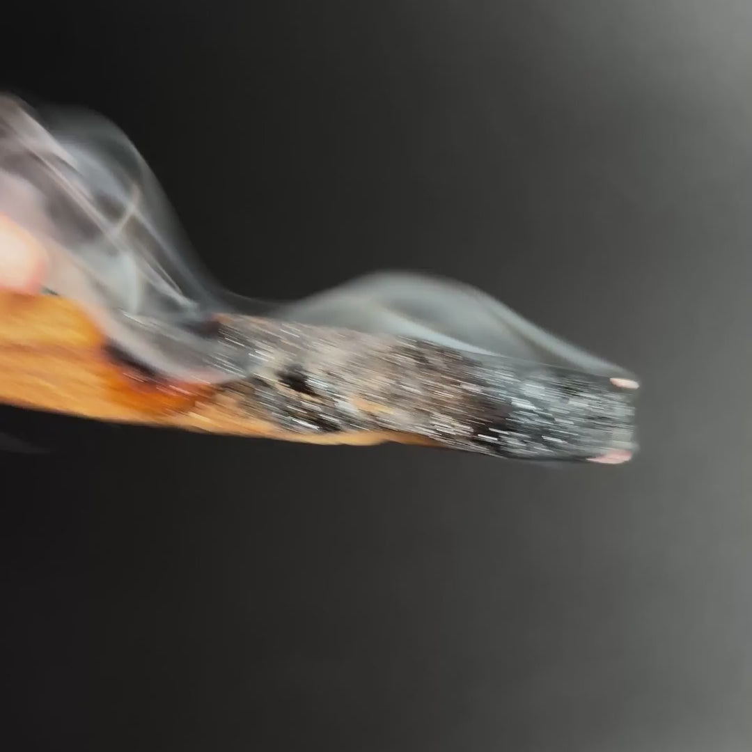 Palo Santo Rauch wird sanft in einem hellen Raum verteilt, spirituelle Atmosphaere | Happy Minerals