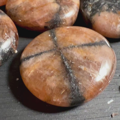 Chiastolith Taschenstein Video | Happy Minerals