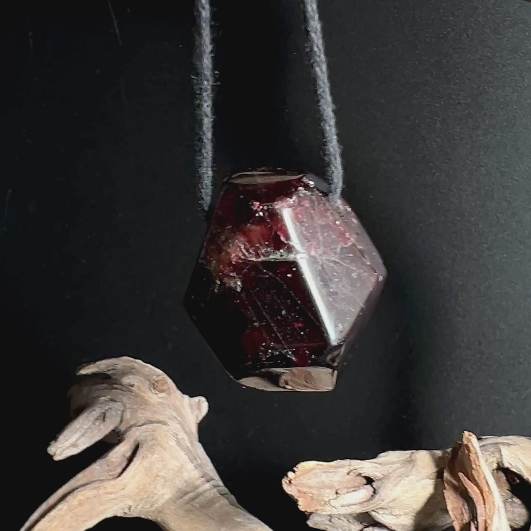 Roter Granatanhänger | Almandin gebohrt, mit Band | Happy Minerals