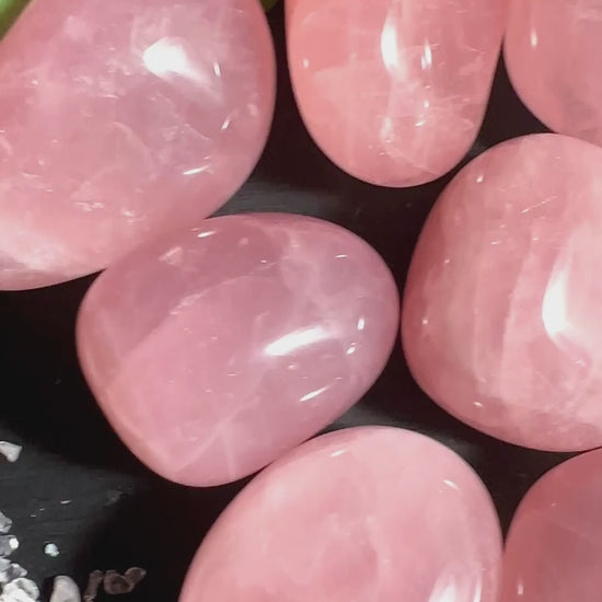 Pink Sternrosenquarz Handschmeichler in Handflaeche zartrosa Madagaskar