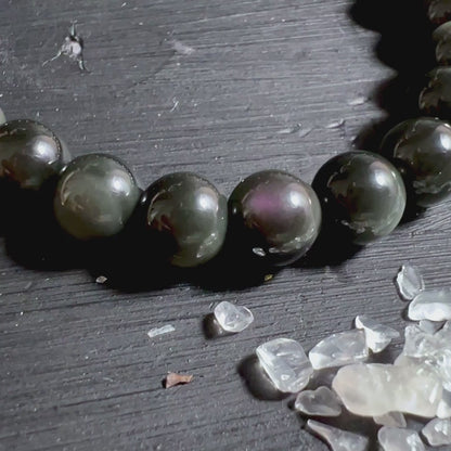 Video mit Regenbogen Obsidian Armband als Schutzstein für das Wurzelchakra | Happy Minerals