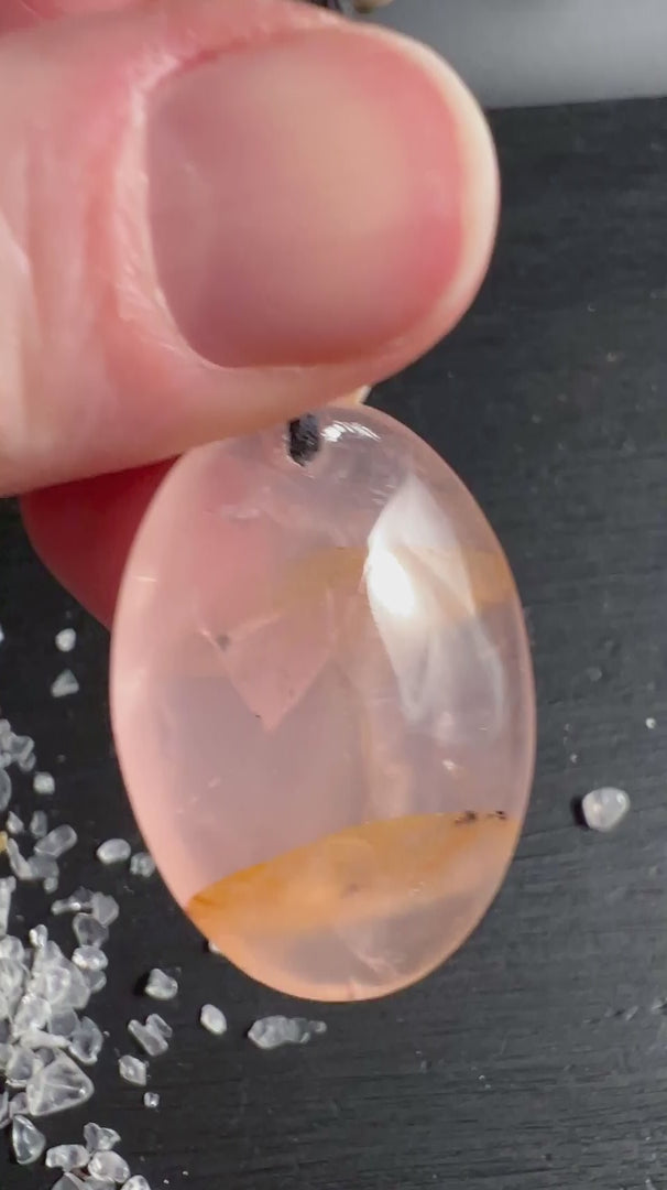 rosenquarz-anhaenger-dendriten-detail-happy-minerals