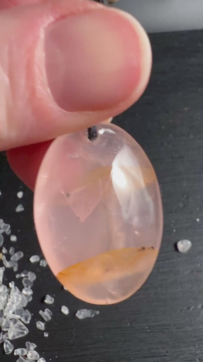 rosenquarz-anhaenger-dendriten-detail-happy-minerals