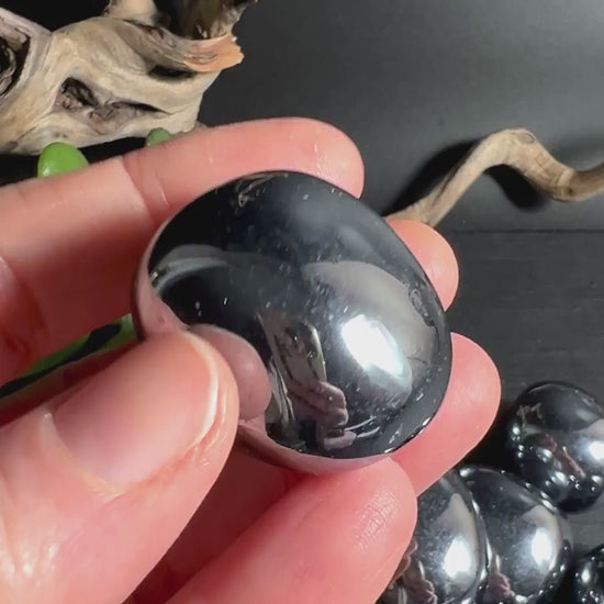 Edle, silbrig schimmernde Terahertz Steine mit faszinierendem metallischen Spiegeleffekt | Happy Minerals