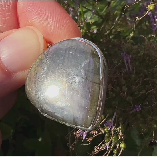 Sunset Labradorit mit starkem Flash aus Madagaskar in Sterlingsilberfassung | Happy Minerals