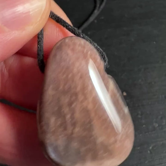 Mondstein Anhänger 3cm | Intuition und weibliche Energie Video | Happy Minerals