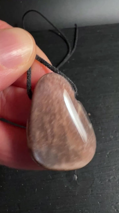 Mondstein Anhänger 3cm | Intuition und weibliche Energie Video | Happy Minerals