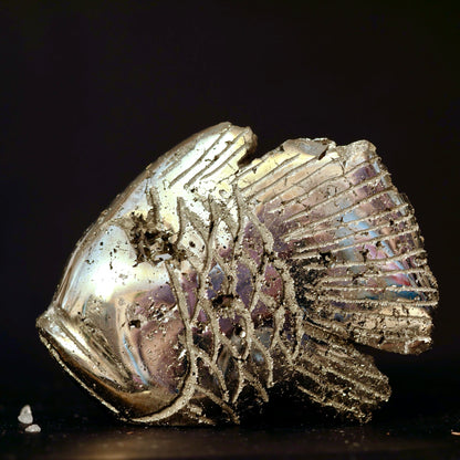 Pyrit Fisch mit metallisch goldenem Glanz, fein gravierten Schuppenlinien und violett-blauen Reflexen | Happy Minerals