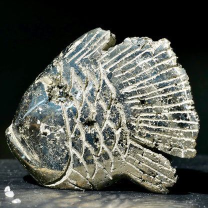 Pyrit-Fisch handgraviert mit metallisch-silbrigen Rillen und facettiertem Schuppenmuster, grau-goldener Glanz | Happy Minerals