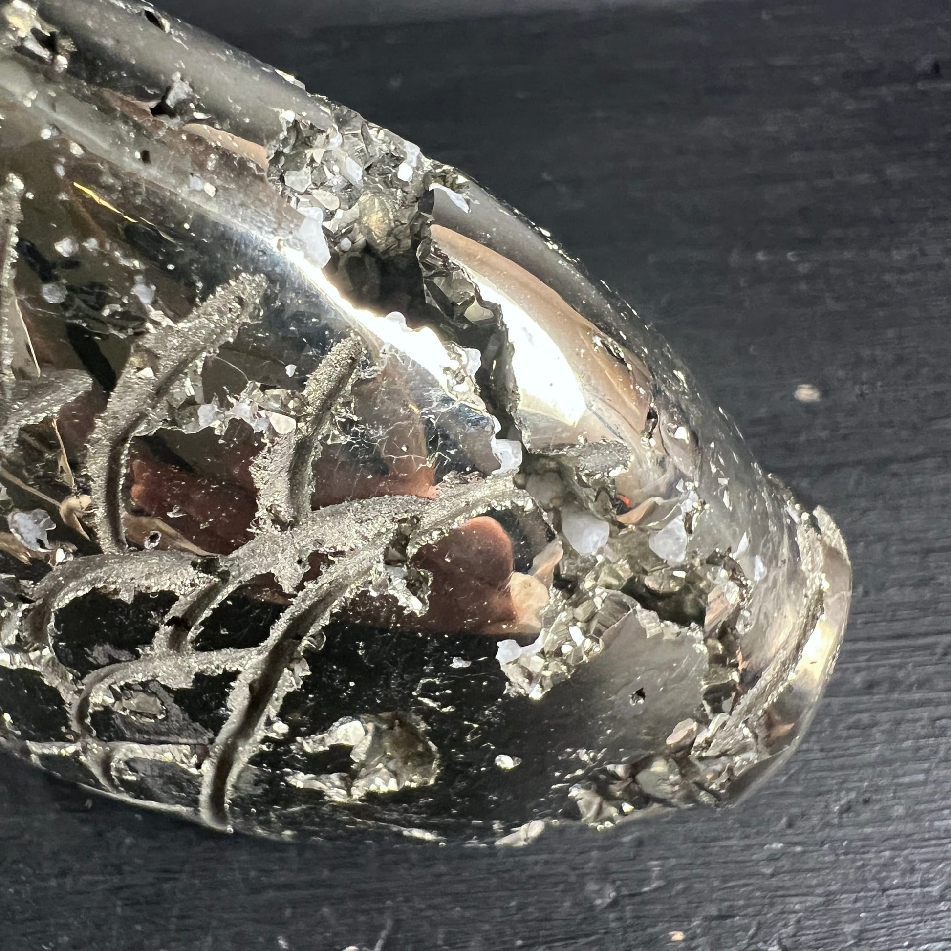 Pyrit Fisch Peru | Nahaufnahme Kopf | irisierender Glanz | offene Struktur | Unikat | Happy Minerals