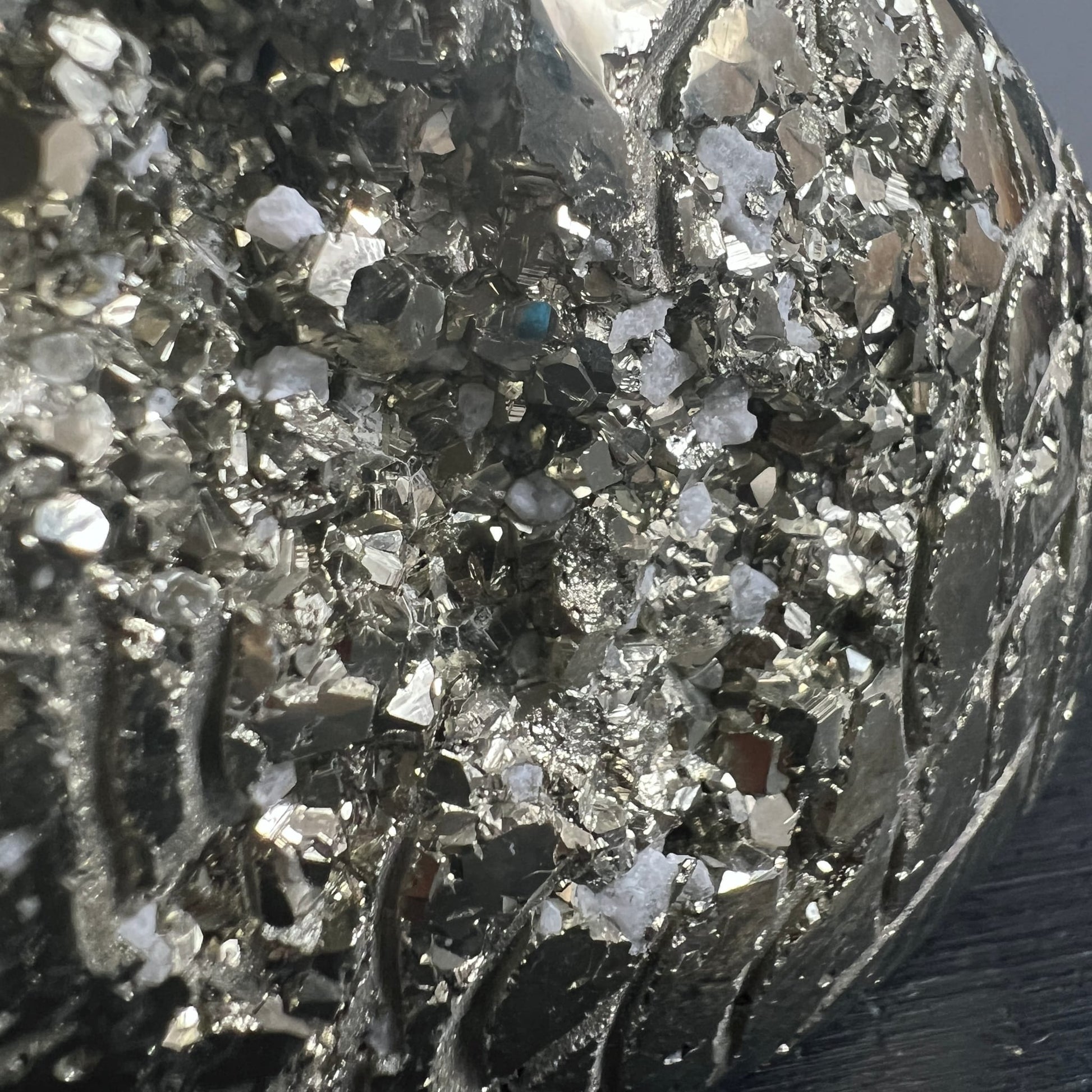 Pyrit Fisch Peru | Makro Kristallcluster | funkelnde Würfel | weisse Quarzkristalle | Happy Minerals